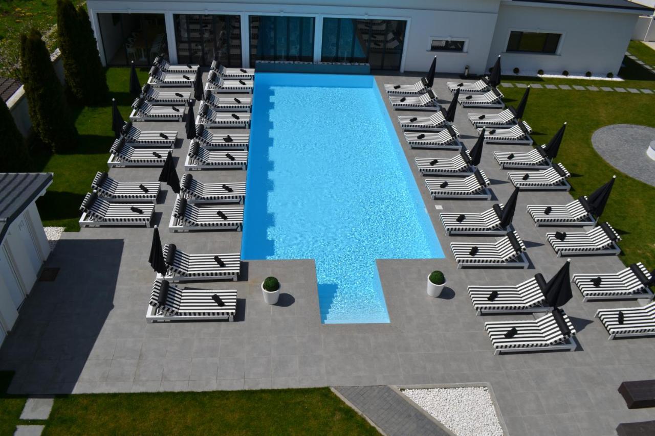 Отель Krystal Boutique Mansion Хунедоара Экстерьер фото