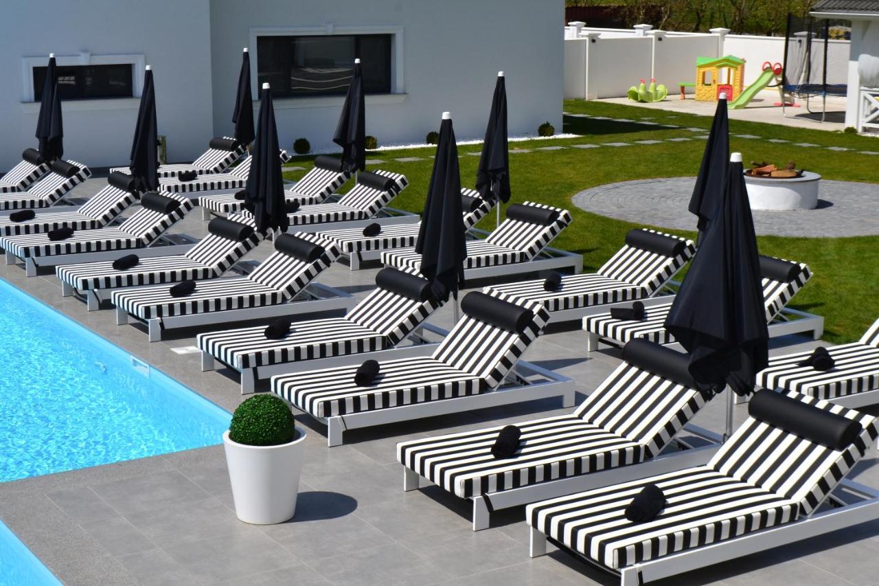 Отель Krystal Boutique Mansion Хунедоара Экстерьер фото