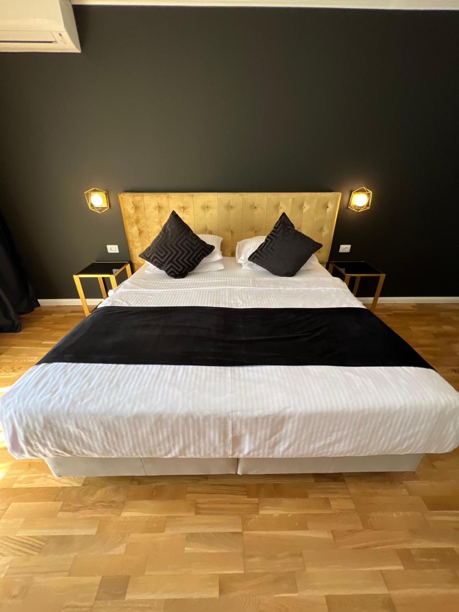 Отель Krystal Boutique Mansion Хунедоара Экстерьер фото