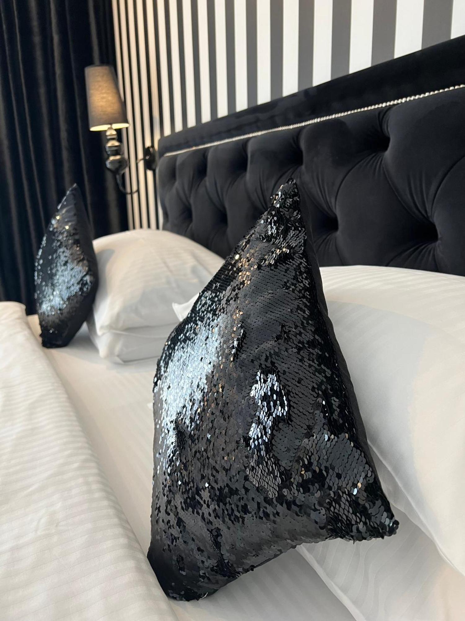 Отель Krystal Boutique Mansion Хунедоара Экстерьер фото