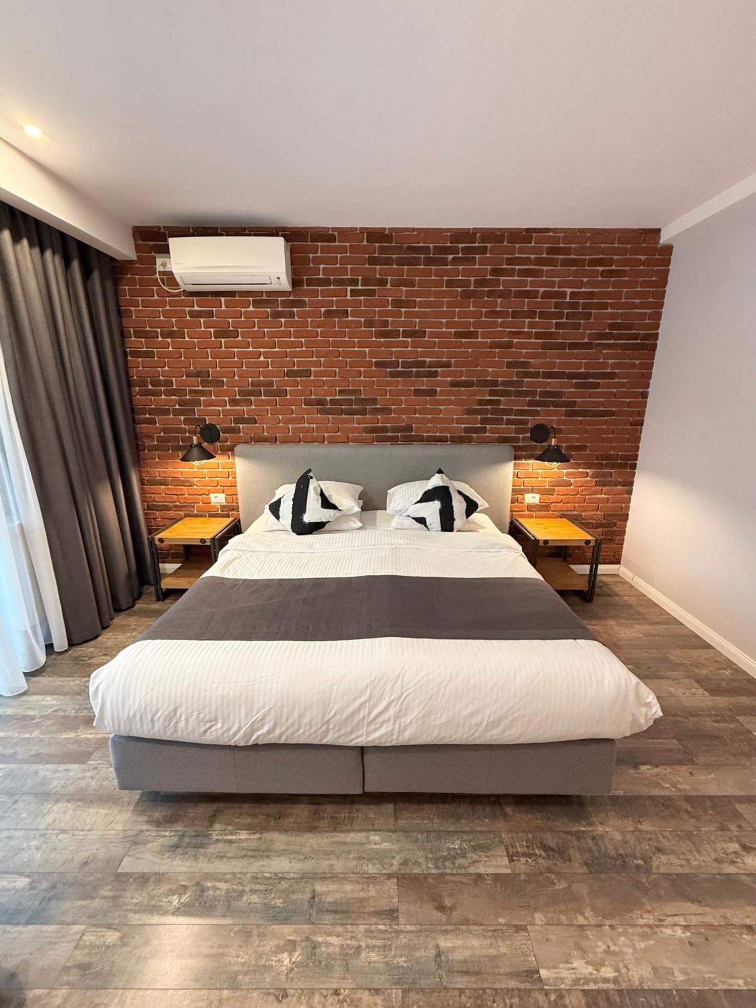 Отель Krystal Boutique Mansion Хунедоара Экстерьер фото